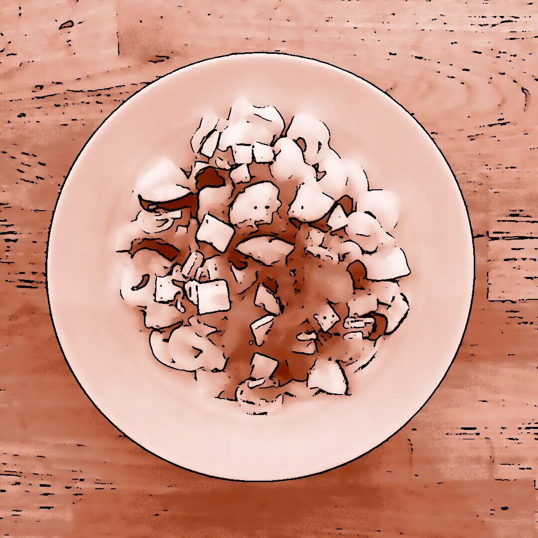 Schüssel mit Gemüsetortellini, übergossen mit einer Tomatensoße mit Räuchertofuwürfeln, Zucchinischeiben, Oliven und Kapern, serviert in einem hellgrauen tiefen Teller auf einem Holztisch.