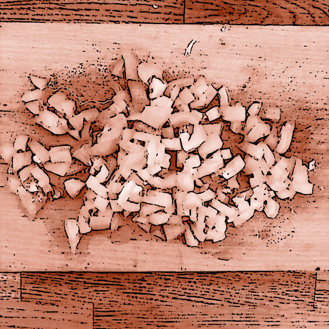 Gewürfelte, frische Tomaten auf einem Holzschneidebrett, umgeben von ausgetretenem Tomatensaft.