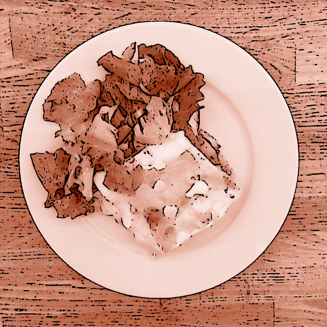Ein Stück Linsen-Zucchini-Lasagne mit goldbrauner Béchamelkruste und gehobeltem Parmesan, serviert mit frischem grünem Blattsalat auf einem weißen Teller.