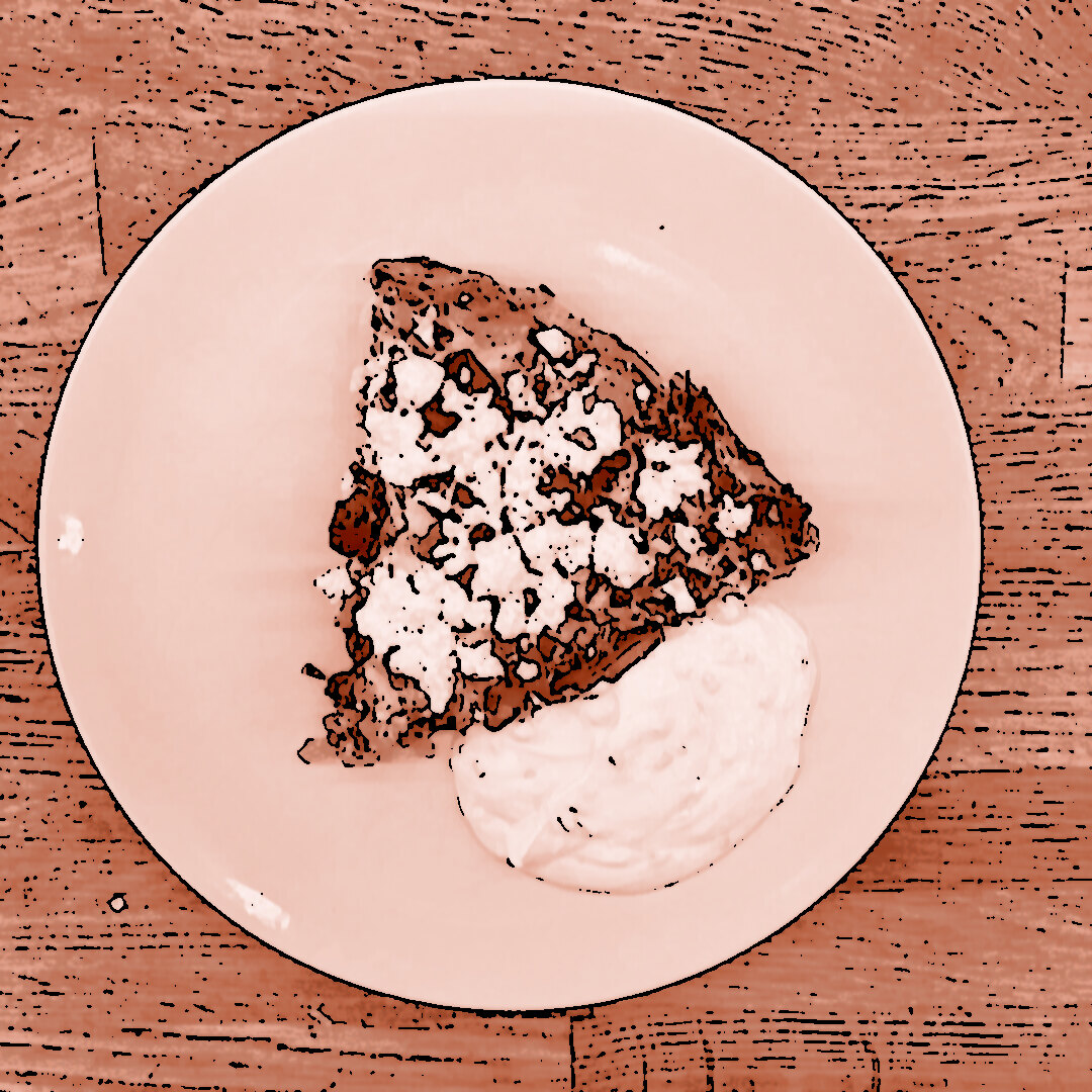 Ein Stück herzhafte Mangoldtarte mit gebratenen Kräuterseitlingen, belegt mit zerbröseltem Feta, serviert auf einem weißen Teller mit einem cremigen Joghurt-Quark-Dip, beträufelt mit Olivenöl, auf einer Holzunterlage.