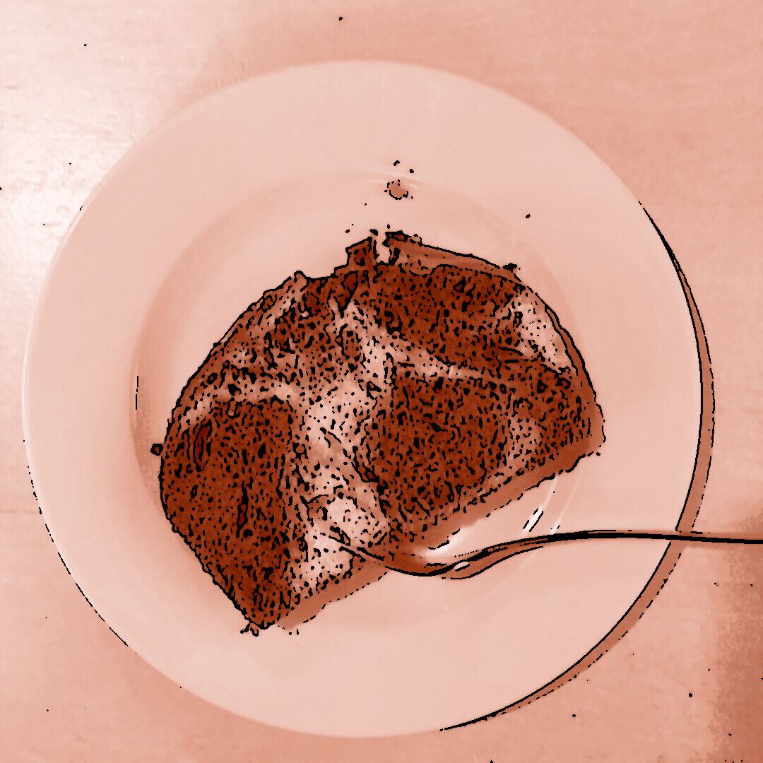 Ein Stück Marmorkuchen mit charakteristischer Kakao-Vanille-Marmorierung auf einem weißen Teller, daneben eine Gabel.