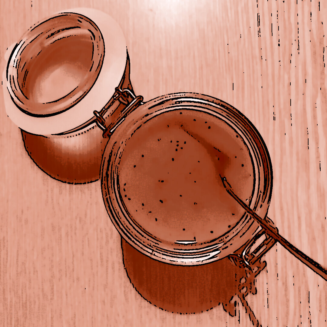 Geöffnetes Einmachglas mit roter Beerensoße (vermutlich Himbeer- oder Erdbeercoulis) als Beilage zur Panna Cotta, von oben fotografiert auf Holztisch.